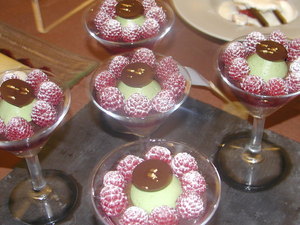 coupe de framboises et cr&egrave;me brul&eacute;e pistaches